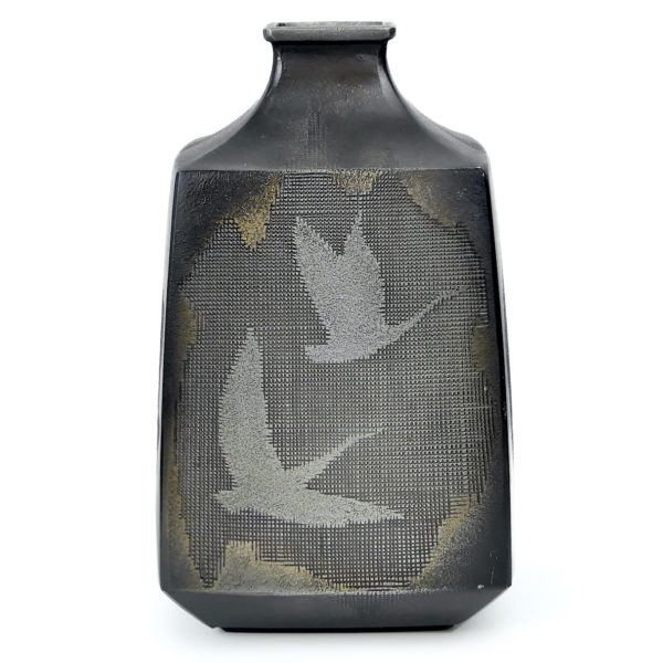Vase japonais en métal texturé gris argenté de forme balustre à décor d’oiseaux (face)