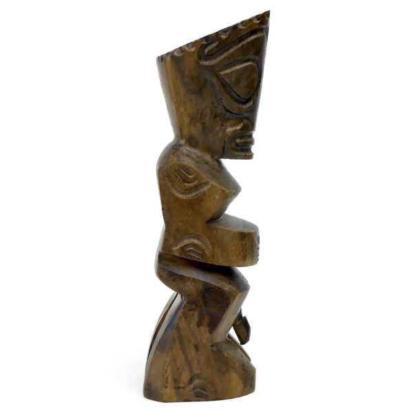 Petit tiki polynésien ancien en bois précieux à belle patine brune (profil)