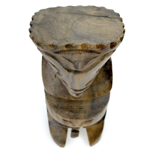 Petit tiki polynésien ancien en bois précieux à belle patine brune (dessus)