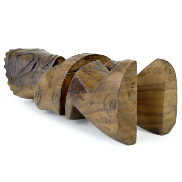 Petit tiki polynésien ancien en bois précieux à belle patine brune (dessous)