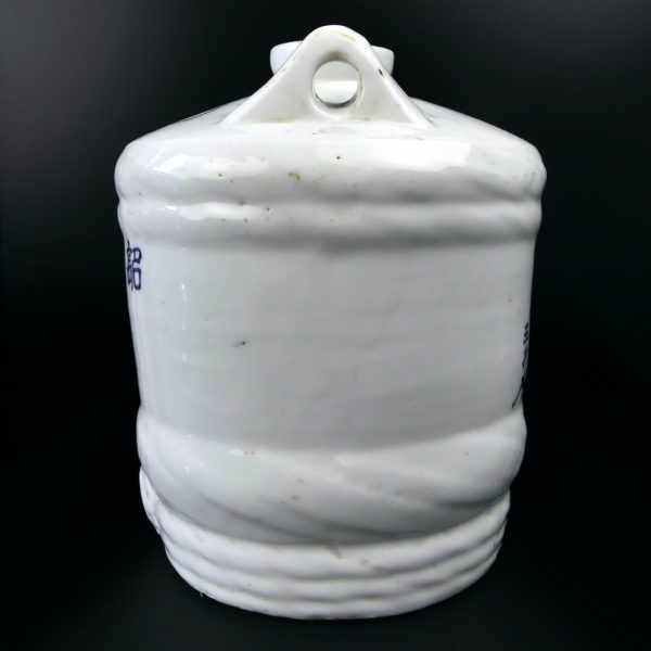 Baril à saké japonais Taru Dario en porcelaine calligraphié kanjis bleus (profil)