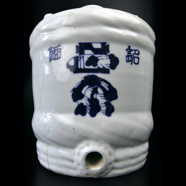Baril à saké japonais Taru Dario en porcelaine calligraphié kanjis bleus (face)