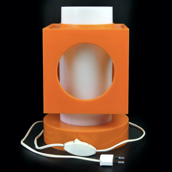 Lampe cubique Space Age en plastique orange et blanc Pop des années 70 (face)