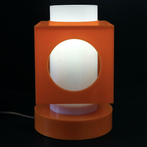 Lampe cubique Space Age en plastique orange et blanc Pop des années 70 (face allumée)