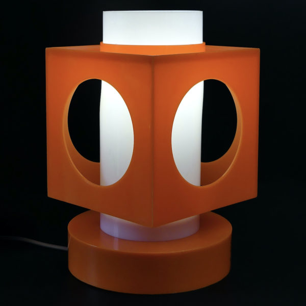 Lampe cubique Space Age en plastique orange et blanc Pop des années 70 (3/4 allumée)