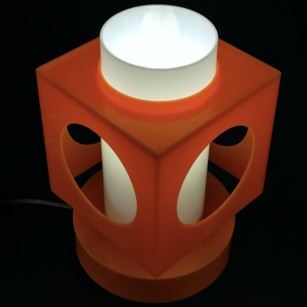 Lampe cubique Space Age en plastique orange et blanc Pop des années 70 (3/4 allumée)
