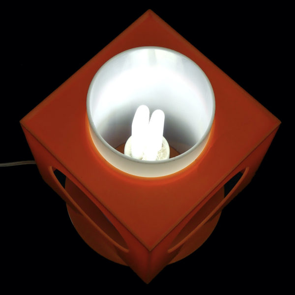 Lampe cubique Space Age en plastique orange et blanc Pop des années 70 (dessus 3/4 allumée)