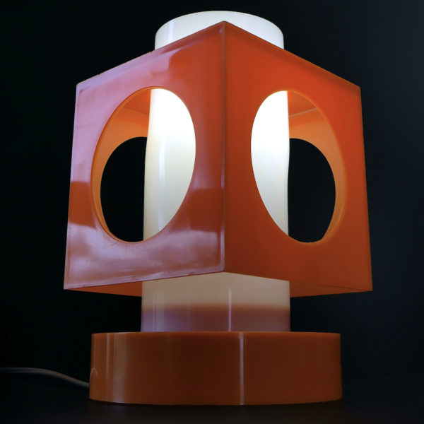 Lampe cubique Space Age en plastique orange et blanc Pop des années 70 (3/4 allumée)