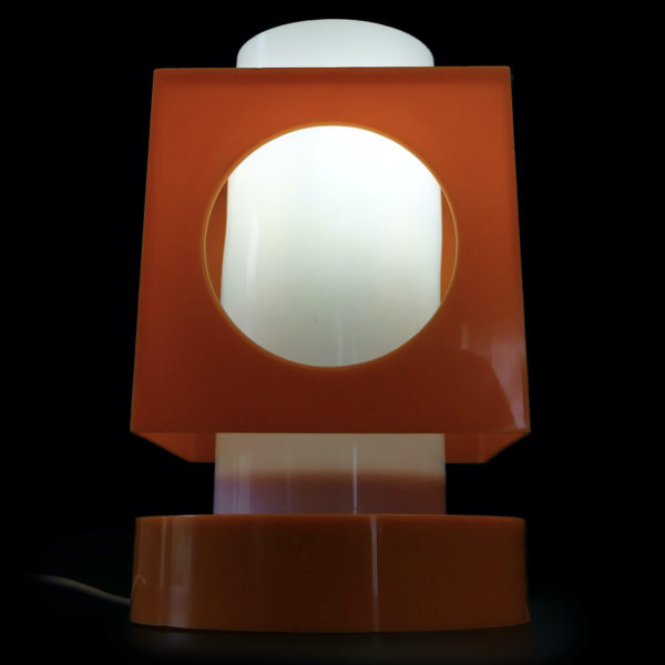 Lampe cubique Space Age en plastique orange et blanc Pop des années 70 (face alumée)