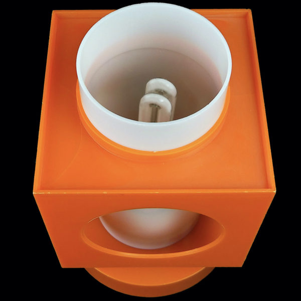 Lampe cubique Space Age en plastique orange et blanc Pop des années 70 (dessus 3/4)