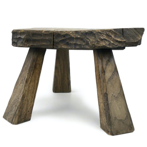 Petit tabouret trépied rustique ancien en bois brut (profil)