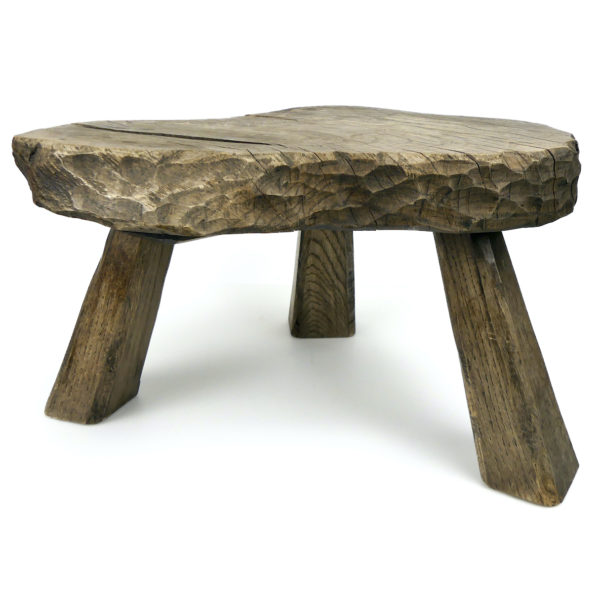 Petit tabouret trépied rustique ancien en bois brut (profil)