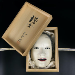 Masque Masukami Onna sculpté en bois de cyprès hinoki Japon Onnamen Shōwa (caisse)