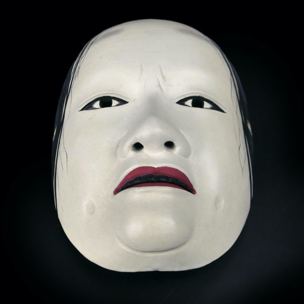 Masque Masukami Onna sculpté en bois de cyprès hinoki Japon Onnamen Shōwa (dessous)