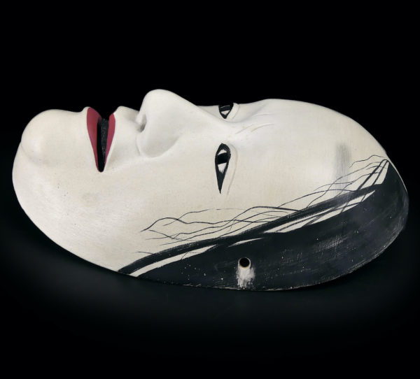 Masque Masukami Onna sculpté en bois de cyprès hinoki Japon Onnamen Shōwa (profil)