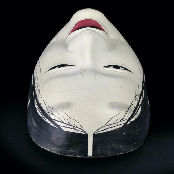 Masque Masukami Onna sculpté en bois de cyprès hinoki Japon Onnamen Shōwa (dessus)