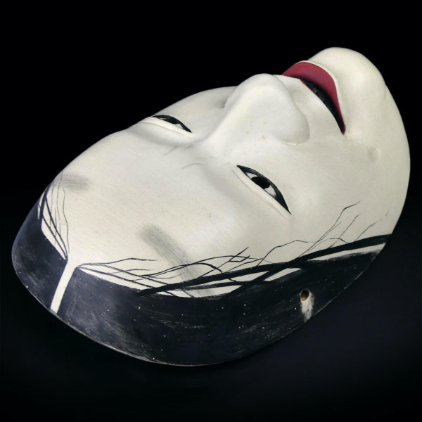Masque Masukami Onna sculpté en bois de cyprès hinoki Japon Onnamen Shōwa (dessus 3/4)