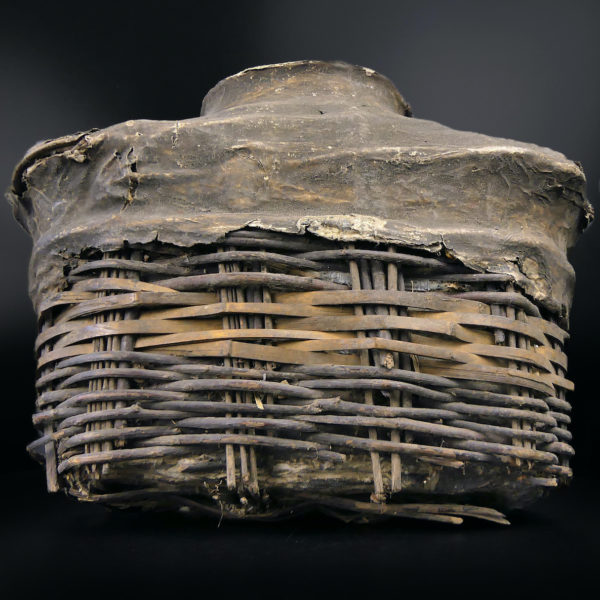 Panier à huile chinois ancien en vannerie d’osier tissus et argile (face)
