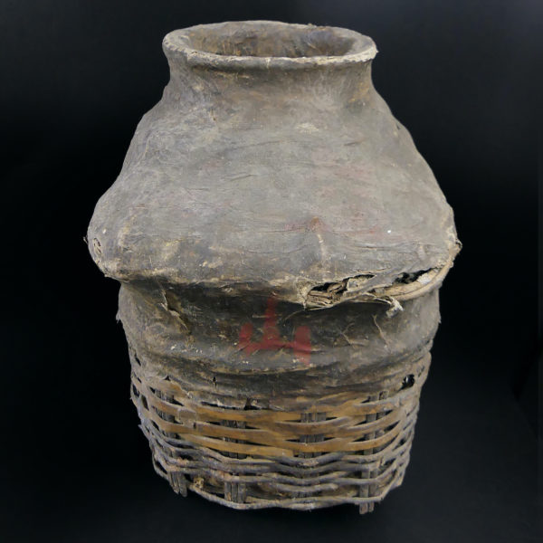 Panier à huile chinois ancien en vannerie d’osier tissus et argile (profil)