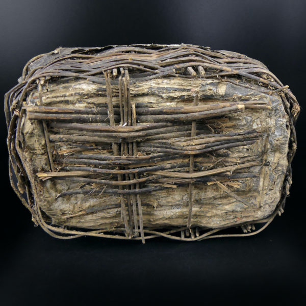 Panier à huile chinois ancien en vannerie d’osier tissus et argile (dessous)