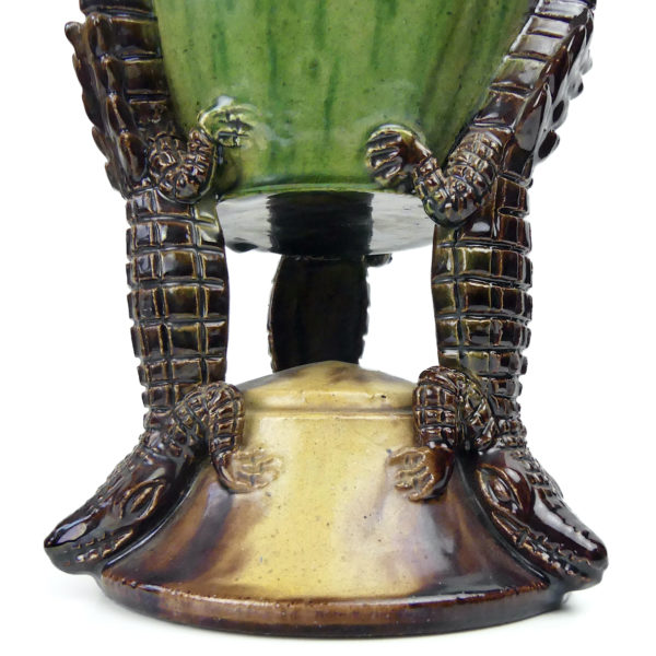 Vase aux crocodiles ancien en céramique verte et brune Art nouveau (détail)