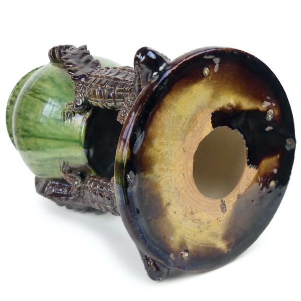 Vase aux crocodiles ancien en céramique verte et brune Art nouveau (dessous 3/4)