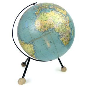 Globe terrestre trépied de 1967 fabriqué en Grande Bretagne Carte Taride Paris (profil)