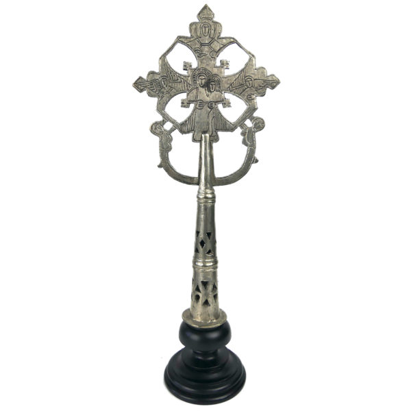 Petite croix copte orthodoxe éthiopienne argentée sur pied en bois tourné noir (face)