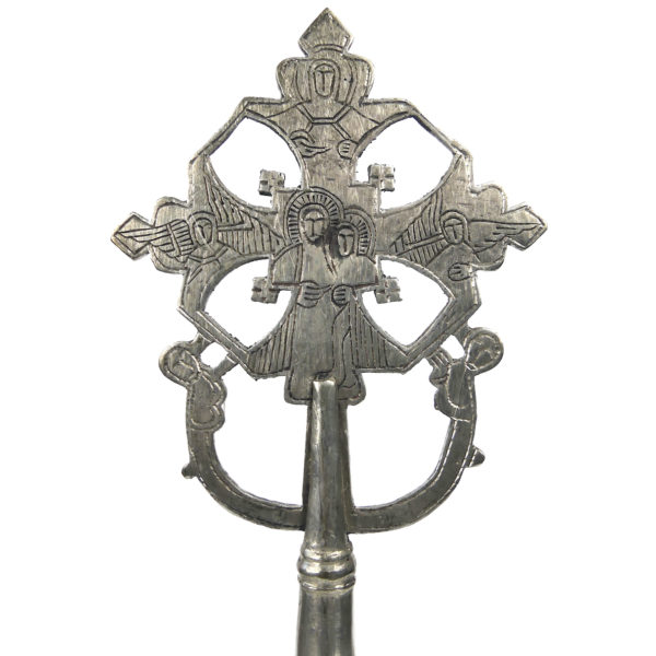 Petite croix copte orthodoxe éthiopienne argentée sur pied en bois tourné noir (face)