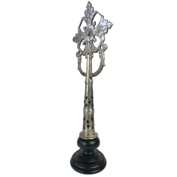Petite croix copte orthodoxe éthiopienne argentée sur pied en bois tourné noir (3/4)