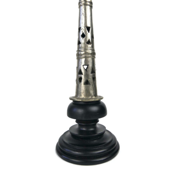 Petite croix copte orthodoxe éthiopienne argentée sur pied en bois tourné noir (détail)