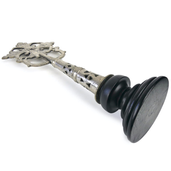 Petite croix copte orthodoxe éthiopienne argentée sur pied en bois tourné noir (dessous 3/4)