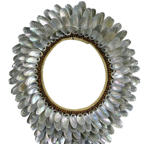 Grand plastron d'ormeaux papou exceptionnel sur pied Papouasie-Nouvelle-Guinée (détail)