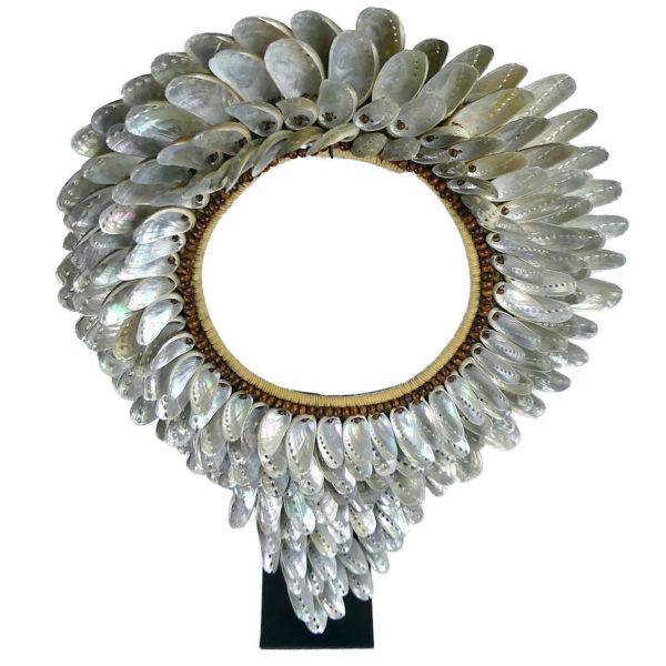 Grand plastron d'ormeaux papou exceptionnel sur pied Papouasie-Nouvelle-Guinée (dessus 3/4)