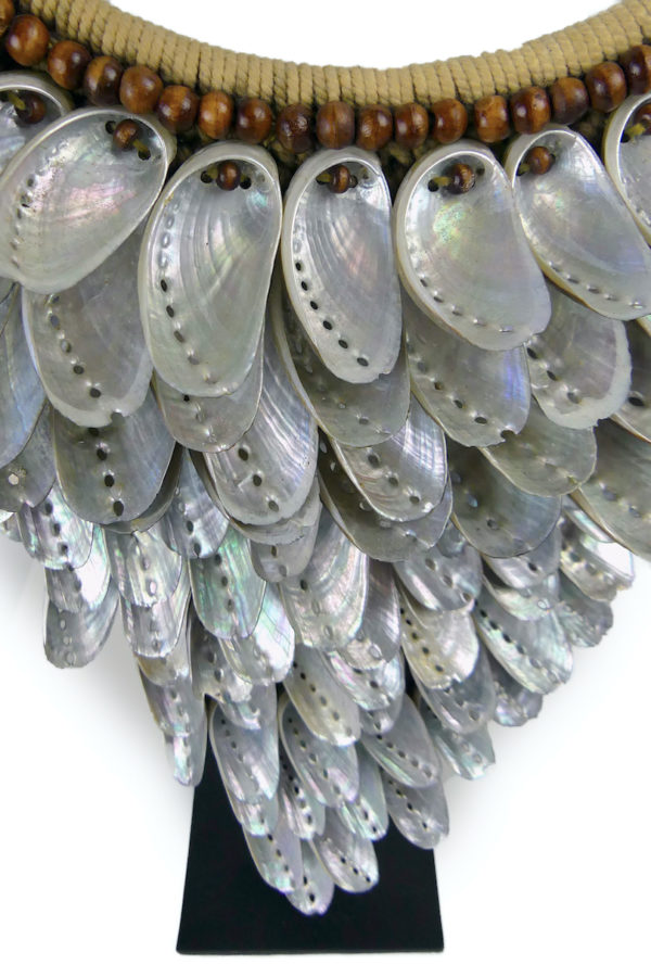 Grand plastron d'ormeaux papou exceptionnel sur pied Papouasie-Nouvelle-Guinée (détail)