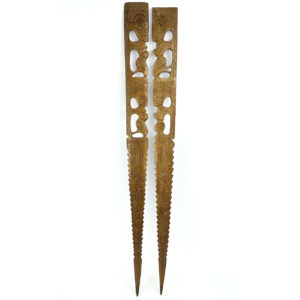 Deux grands couteaux Tiki crantés en Miro sculpté (face)