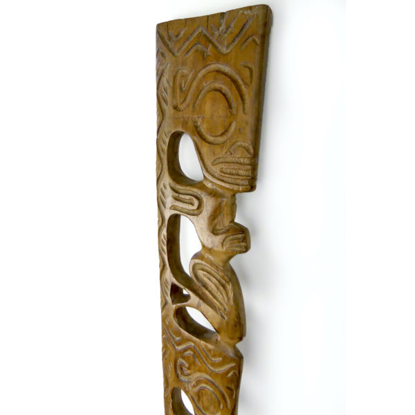 Deux grands couteaux Tiki crantés en Miro sculpté (détail)