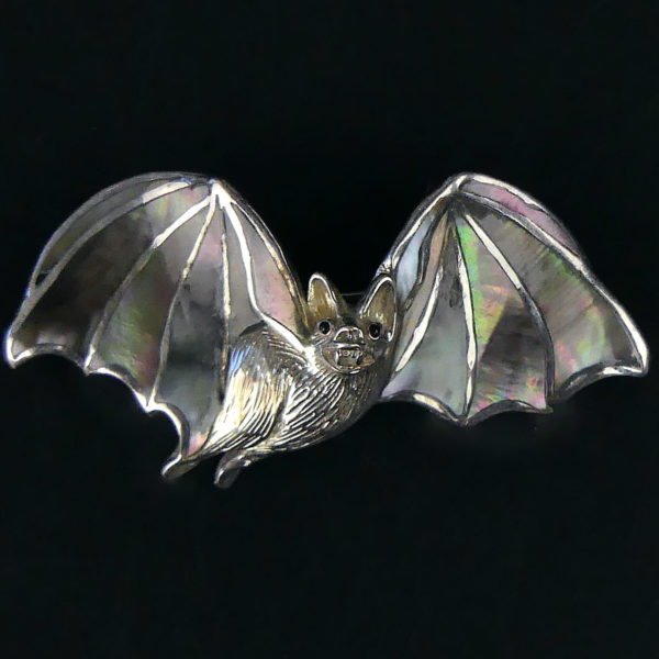 Broche pendentif chauve-souris en nacre et argent 925 Bijou fantaisie artisanal (face)