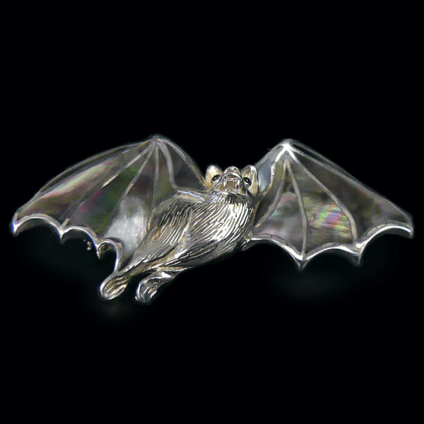 Broche pendentif chauve-souris en nacre et argent 925 Bijou fantaisie artisanal (dessous 3/4)