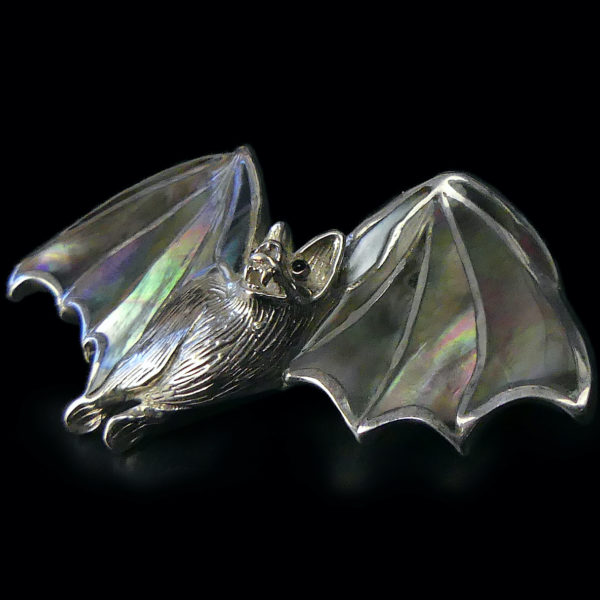 Broche pendentif chauve-souris en nacre et argent 925 Bijou fantaisie artisanal (3/4)