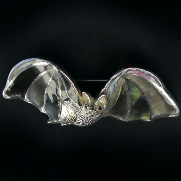Broche pendentif chauve-souris en nacre et argent 925 Bijou fantaisie artisanal (dessus 3/4)
