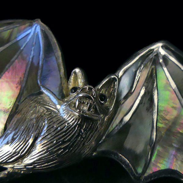 Broche pendentif chauve-souris en nacre et argent 925 Bijou fantaisie artisanal (détail)