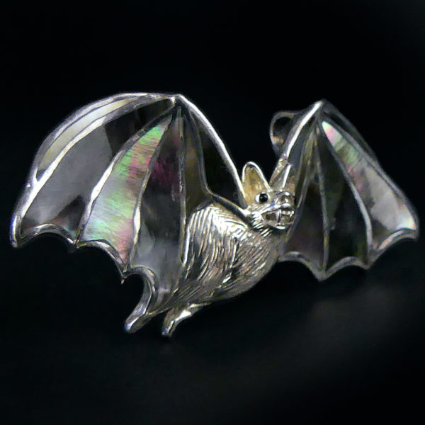Broche pendentif chauve-souris en nacre et argent 925 Bijou fantaisie artisanal (3/4)