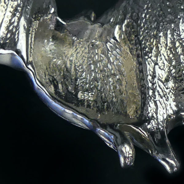 Broche pendentif chauve-souris en nacre et argent 925 Bijou fantaisie artisanal (détail dos)