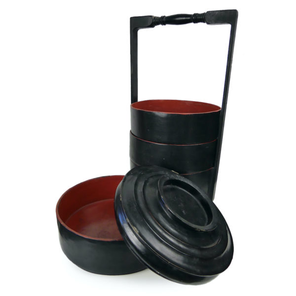 Jubako bento Myanmar ancien en bambou laqué rouge et noir Birmanie Mi-XXe (ouvert 3/4)