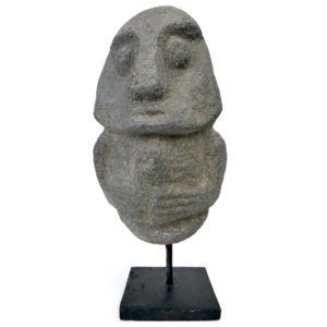 Statuette anthropomorphe papoue ovoïde massive en pierre volcanique (face)