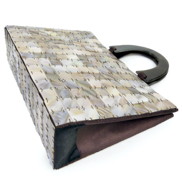 Petit sac de soirée en nacre corne et tissu marron satiné (dessus 3/4)