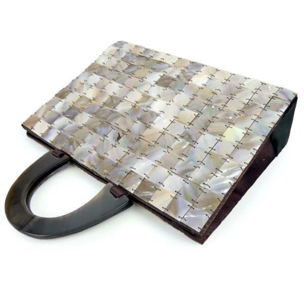 Petit sac de soirée en nacre corne et tissu marron satiné (dessus 3/4)