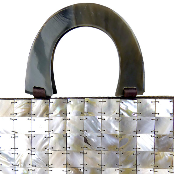Petit sac de soirée en nacre corne et tissu marron satiné (détail)