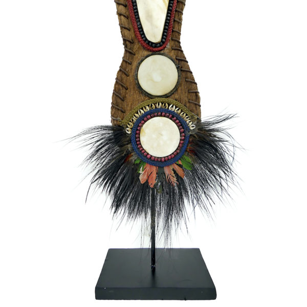 Grand plastron papou de cérémonie sur socle Papouasie-Nouvelle-Guinée (détail)